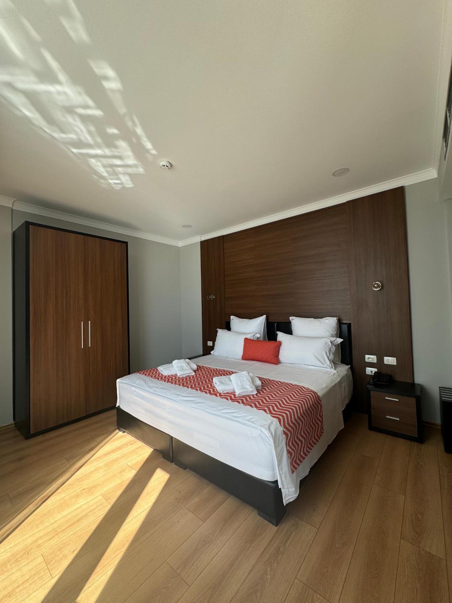 Hotel Britania Vlorë Extérieur photo