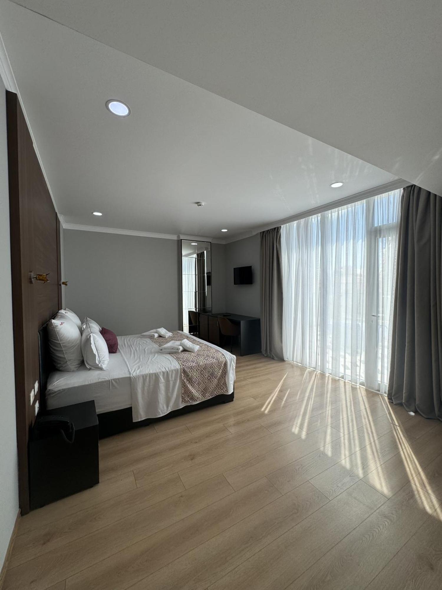 Hotel Britania Vlorë Extérieur photo